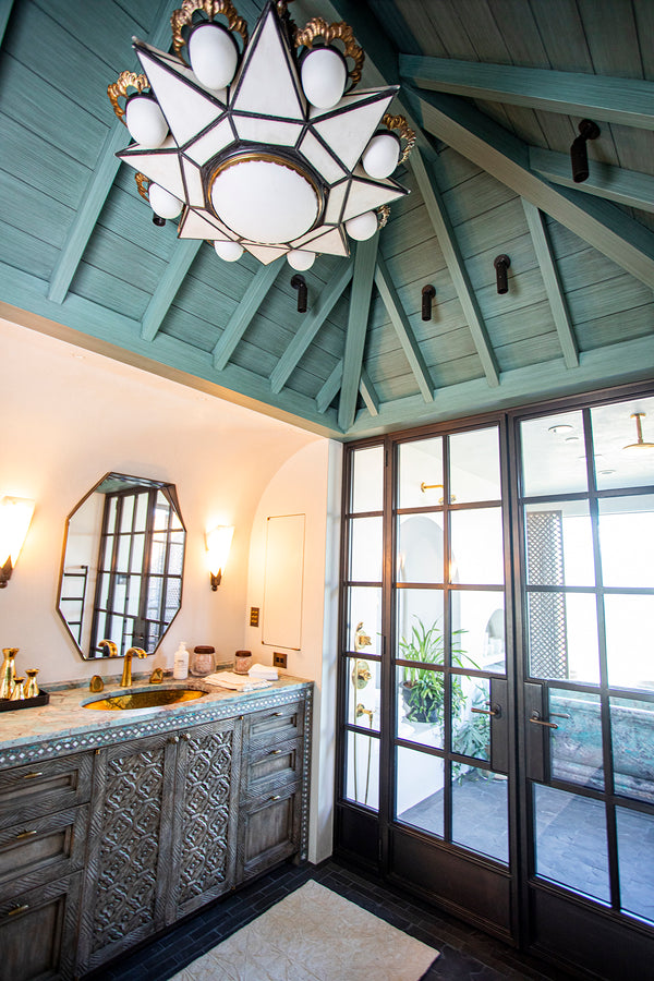 Opposite perspective of the main bathroom.