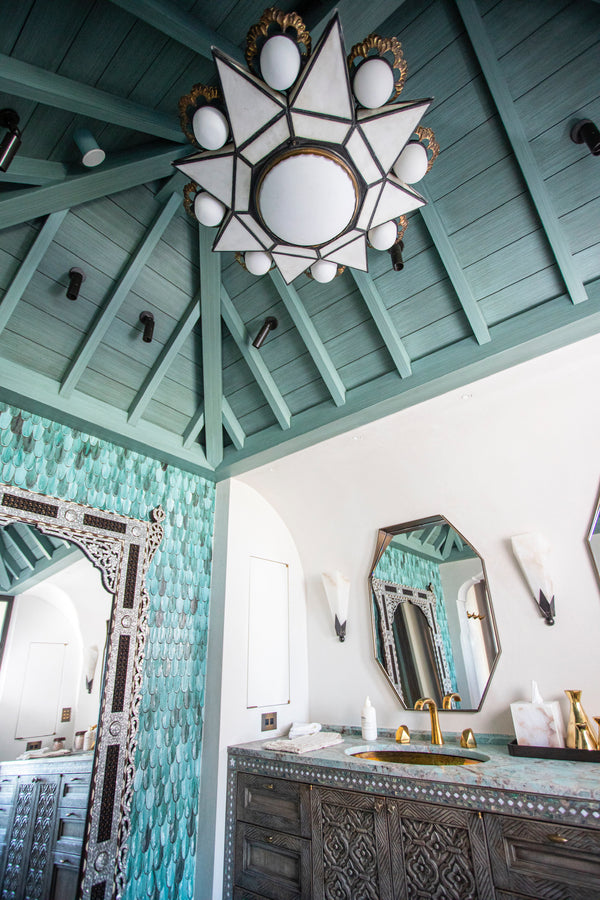 A perspective of the main bathroom.